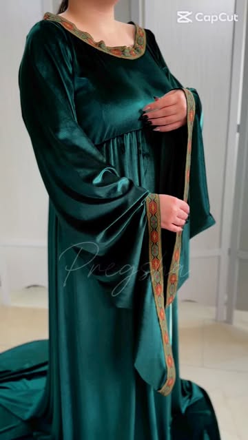 پیراهن یلدایی مخمل با حاشیه های سنتی